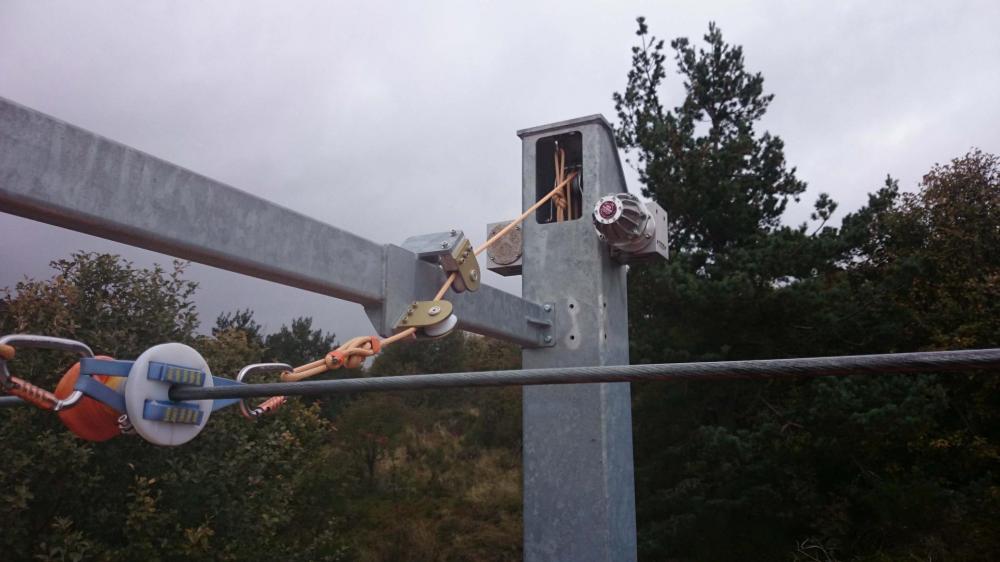 Le dispositif motorisé de freinage de la tyrolienne géante de Prabouré