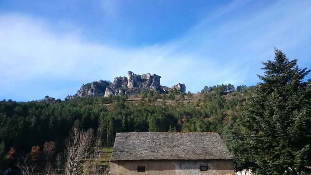 La via ferrata du Rochefort vue depuis Florac