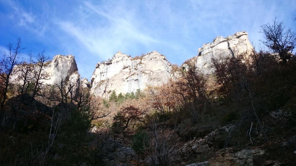 les falaises qui abritent la grotte Henri Pujol dans les gorges de la Jonte