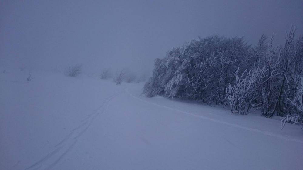 Dans le brouillard, il faut redoubler d' attention, la corniche est proche !