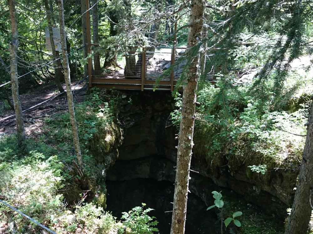 La tanne du névé, au milieu du parcours de la randonnée spéléo