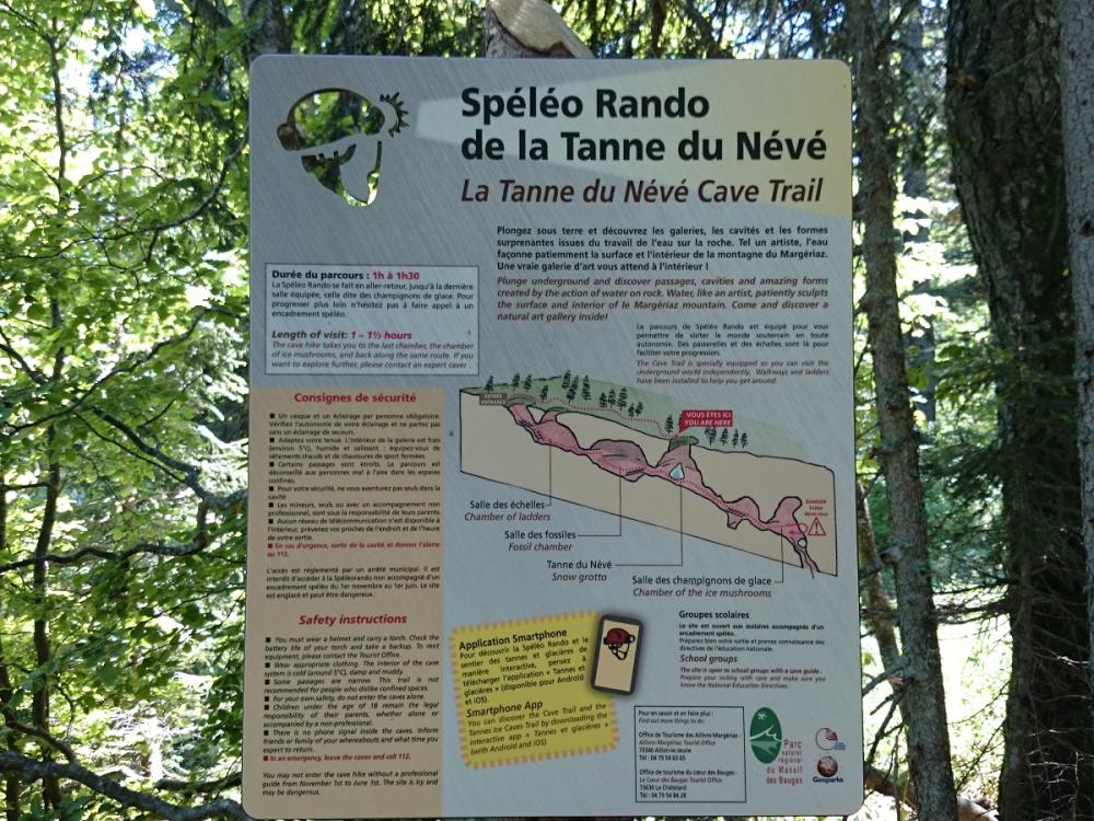 panneau d' info et de recommandations du parcours spéléo de la Margeriaz