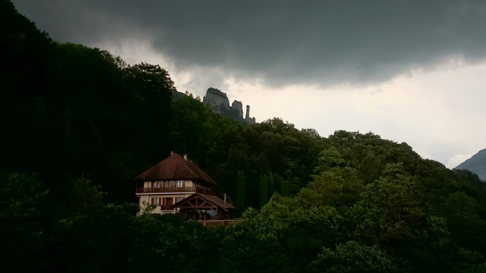 les Tours St Jacques (Allèves) vues depuis le Pont du Diable par temps orageux !