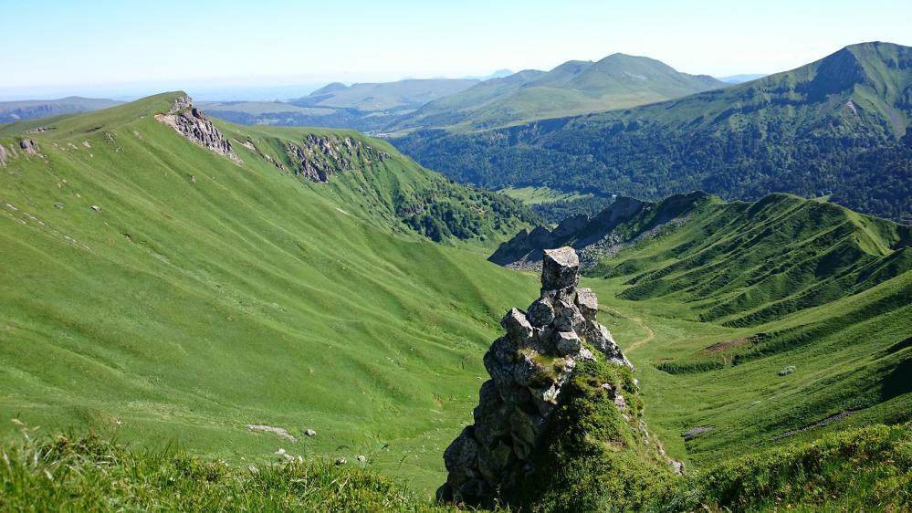 Vue sur la vallée du Mont Dore à l' approche du Puy de Sancy