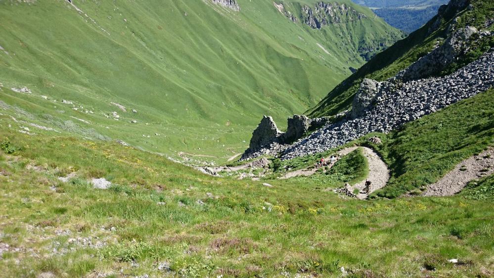 Vue sur le sentier qui monte de la station de ski, depuis le col de Courre