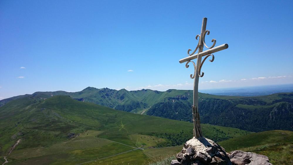 Le sommet du Puy de l' Angle, au fond le Puy de Sancy