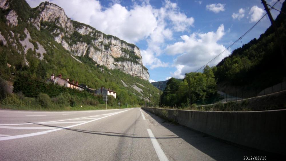 Route vers Belley, la falaise de la via ferrata d'Hostias