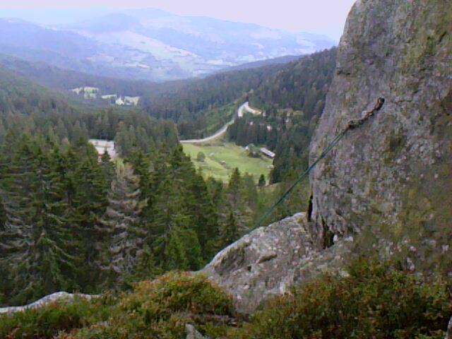 au départ de la descente en rappel du rocher école du Tanet (Vosges)