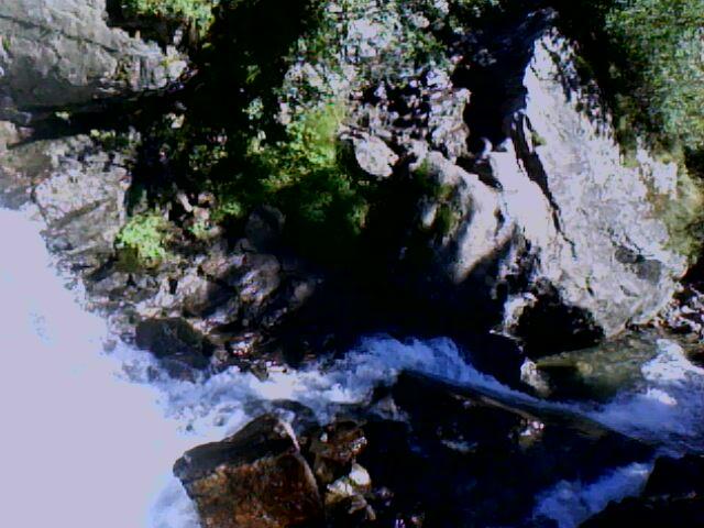 La cascade supérieure de la Fare (Vaujany) vue de dessus