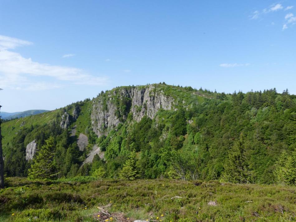 Vue générale sur les rochers du Tanet ou devrait (?) se construire ine via ferrata