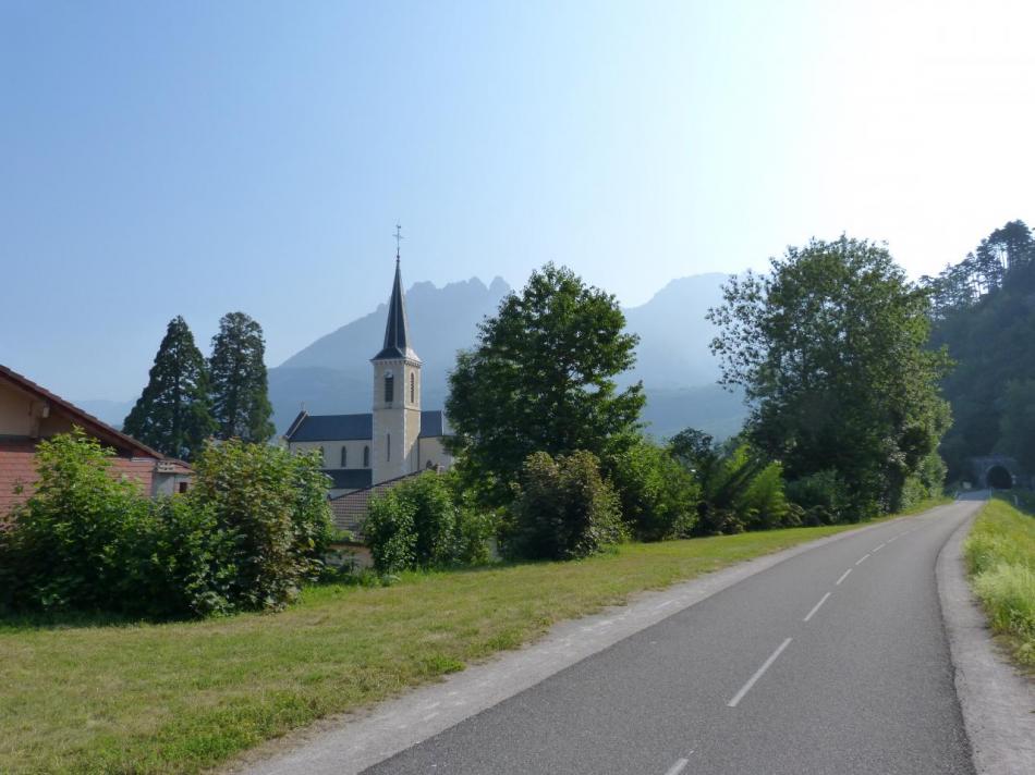 au départ de Duingt,la piste,le tunnel,le village et les dents de Lanfon