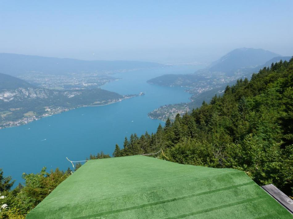 belle vue sur le lac d' Annecy  depuis le col de la Forclaz