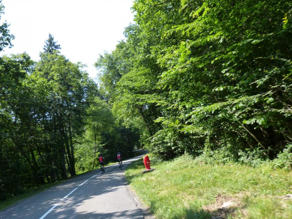 début de la montée du Semnoz, je rejoins deux cyclistes