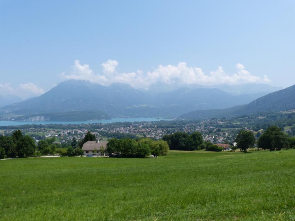 vue sur le lac d' Annecy dans la descente du col de Leschaux