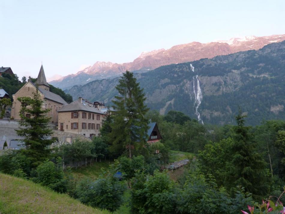 La cascade de la fare depuis le bas de vaujany