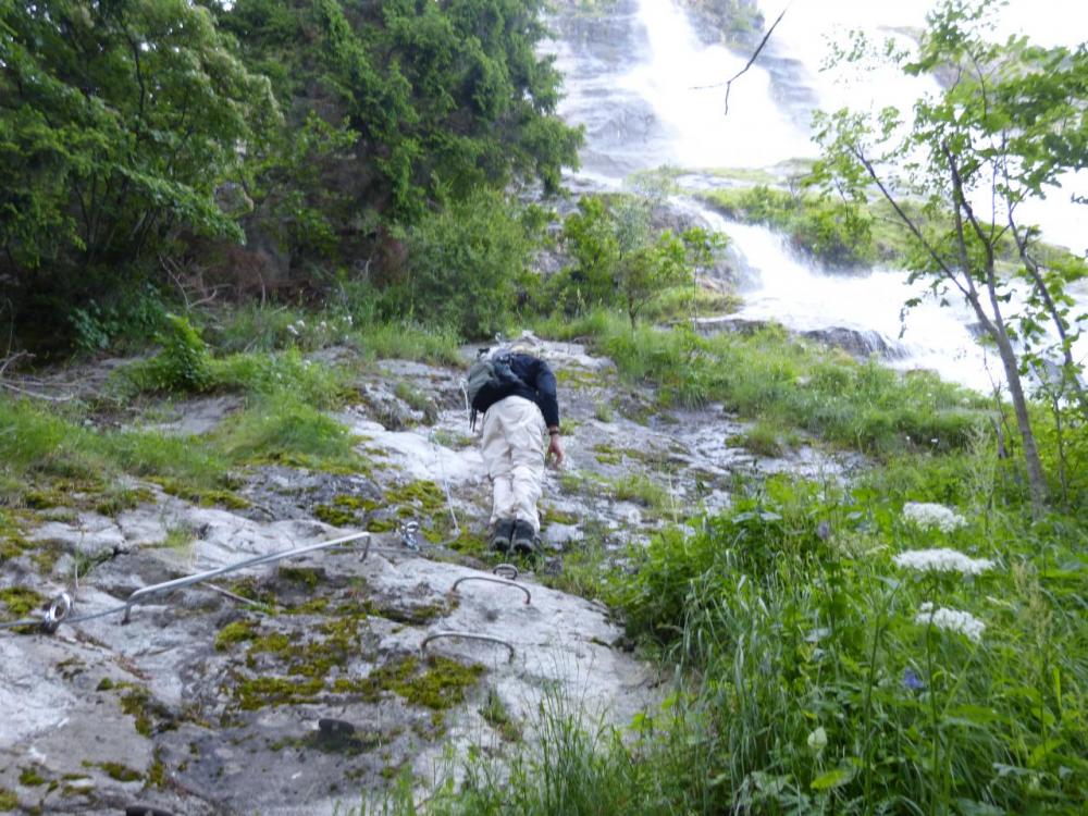 randonneurs téméraires (?) sur la via de la Fare (la cascade)