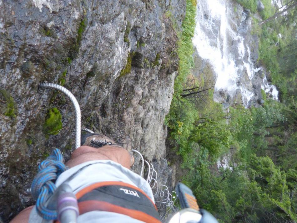 Les premiers mètres verticaux de la via ferrata de la cascade de la Fare