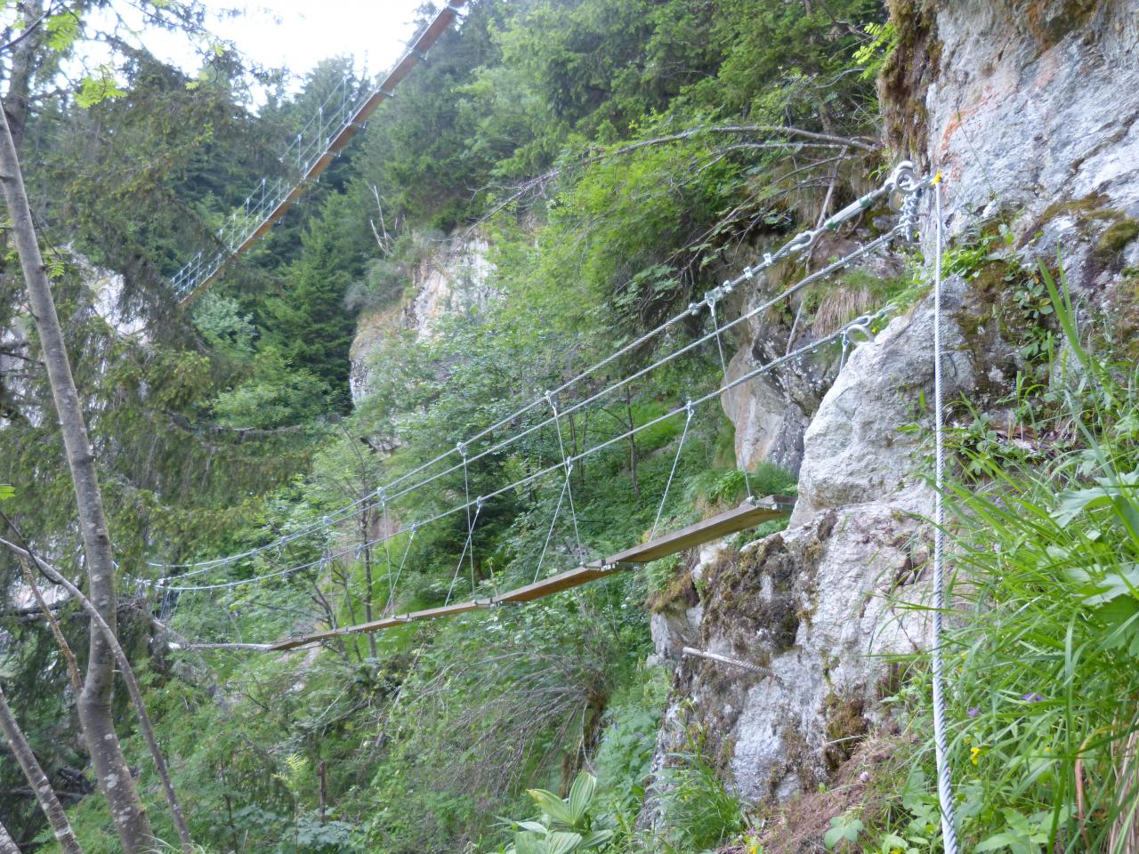 les deux passerelles superposées de la via ferrata de la cascade de la fare