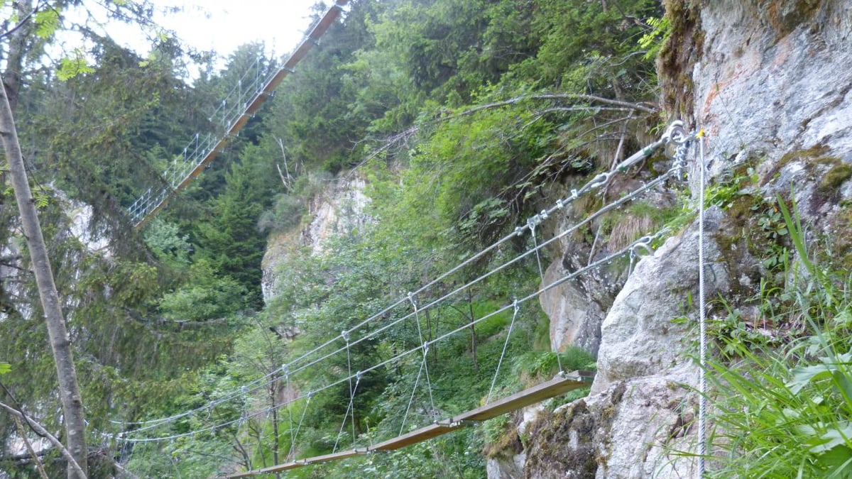 les deux passerelles superposées de la via ferrata de la cascade de la fare