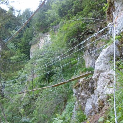 les deux passerelles superposées de la via ferrata de la cascade de la fare