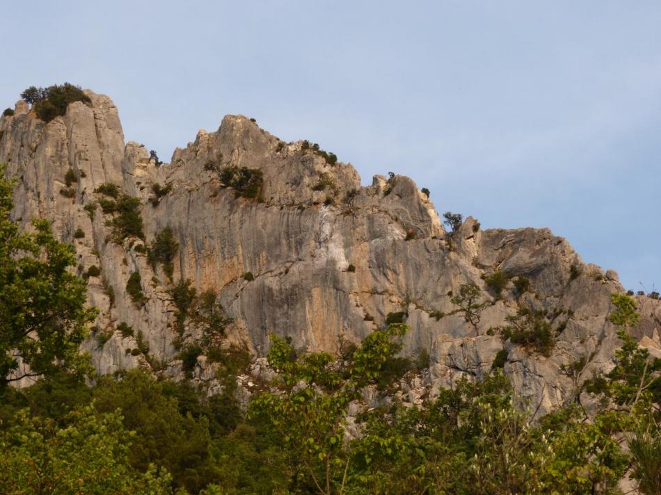 la future via ferrata sur la face nord du rocher St Julien dominant Buis les Baronies