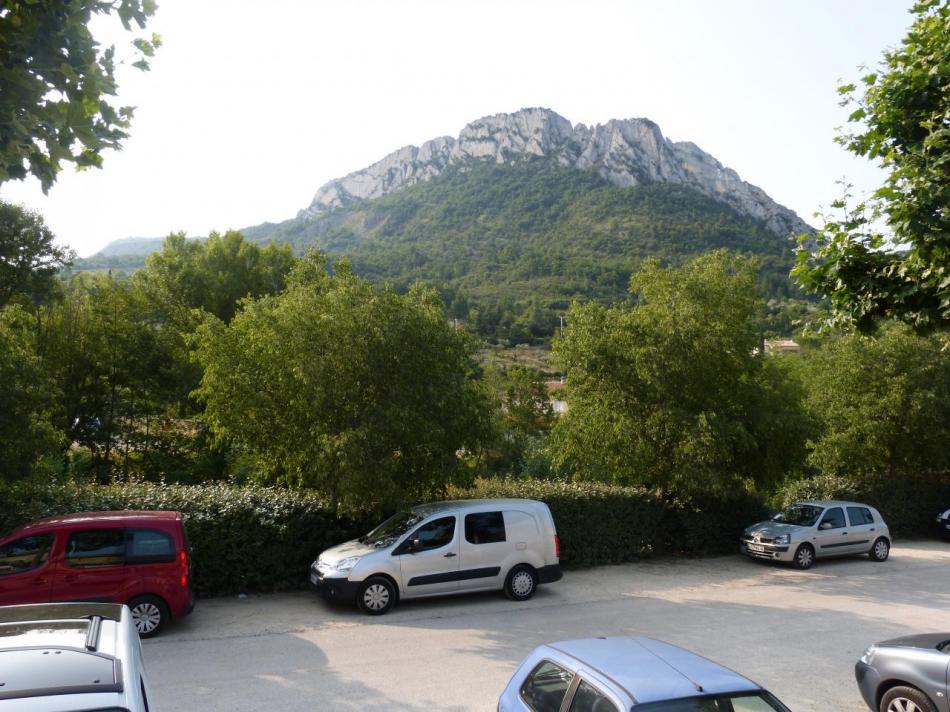 le site du rocher St Julien vu depuis un parking centre ville de Buis les Baronies - la via ferrata se construit sur la partie droite (face nord)