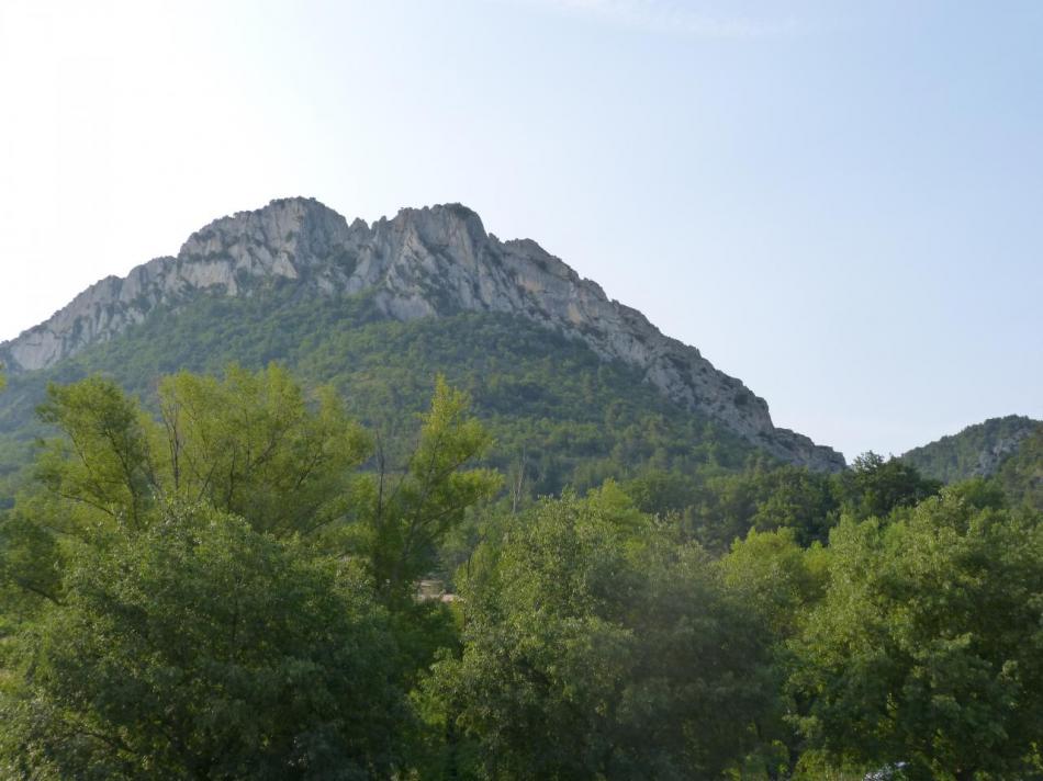 le site de la nouvelle via ferrata de Buis les Baronies - le rocher principal à gauche, la via école sur la droite