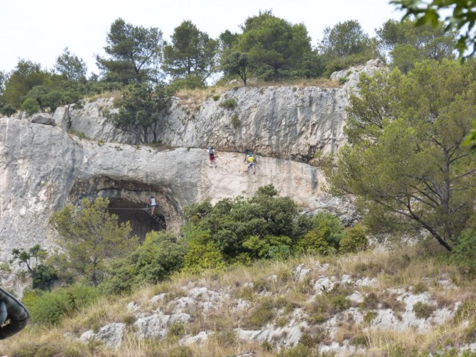 la grotte des baumes de Combarelles vue depuis la ville de Cavaillon