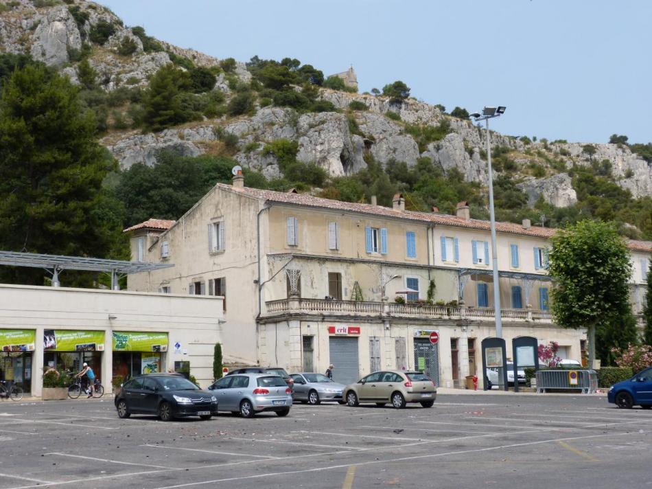 le parking de l' office du tourisme sous le site de la via ferrata