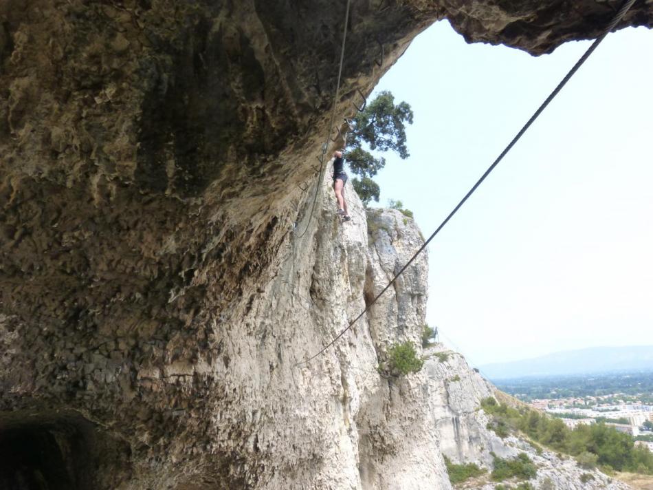 grotte des Baumes, le pont de singe et les poignées au plafond !