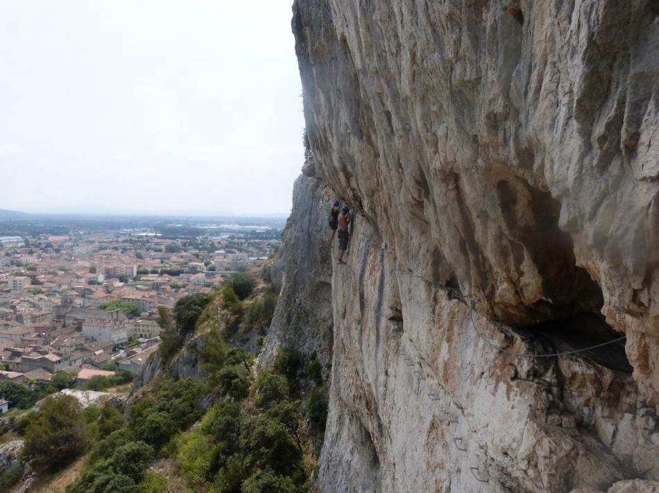 la via ferrata de la colline St Jacques surplombe la ville de Cavaillon