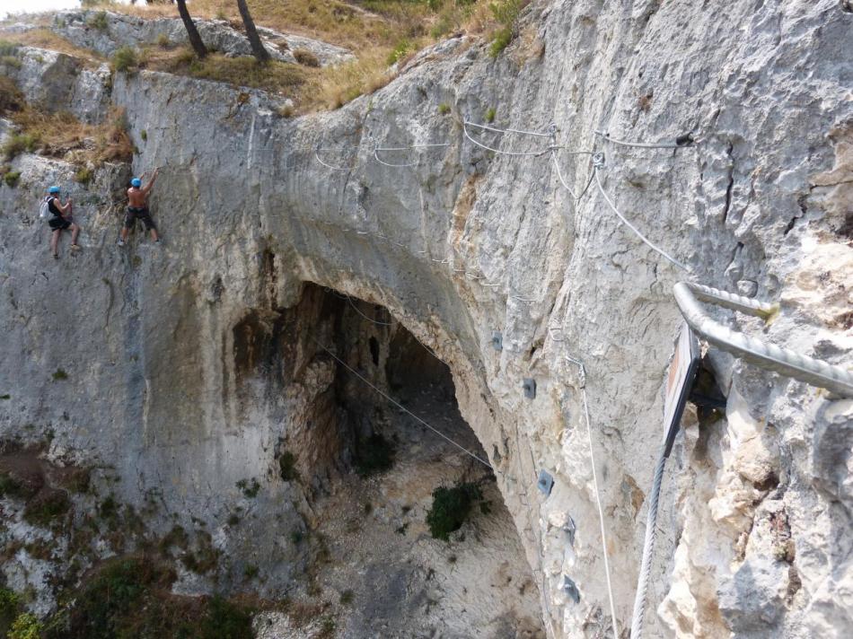 On repasse au dessus des grottes au retour de la via souterrata à Cavaillon