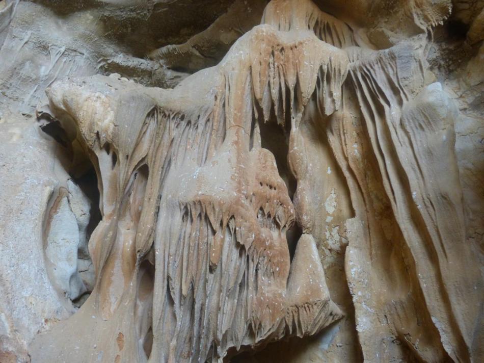 les penderies de concrétions de l' entrée de la grotte de la claris