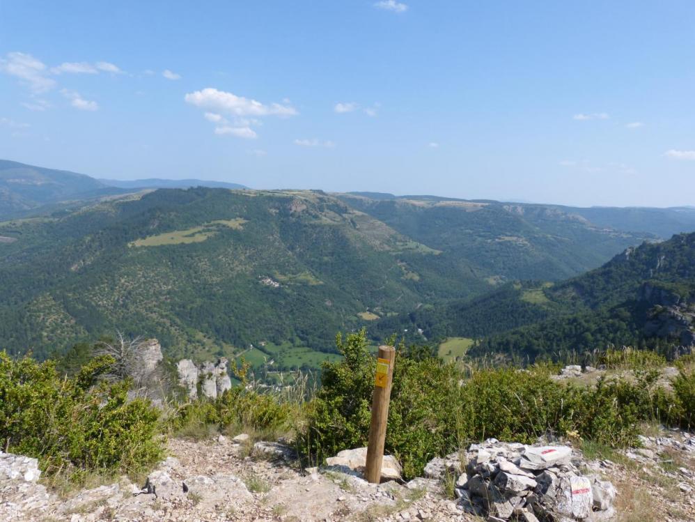 Le sentier de descente vers la via depuis la crête