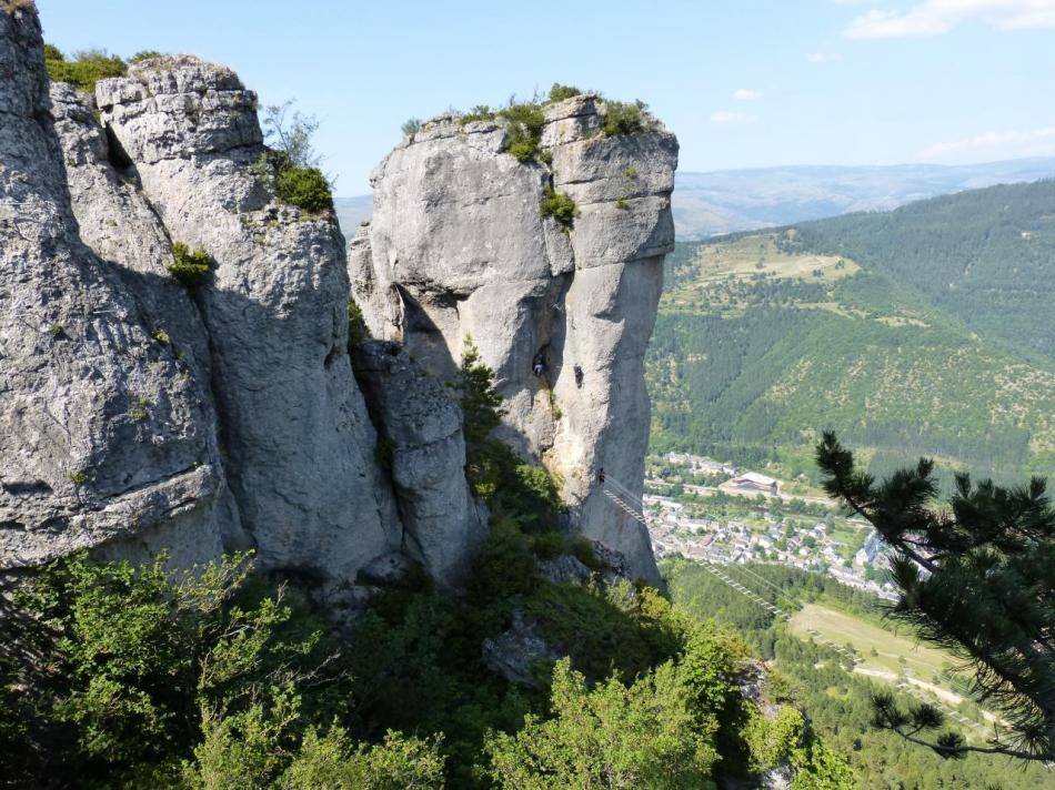 la grande passerelle vue de dessus, à sa gauche le parcours facile