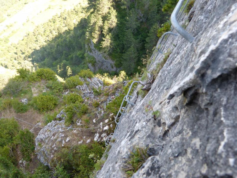 la desente jusqu' au pied des piliers rocheux