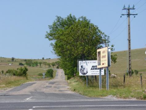 carrefour avec la D 986 et tout droit la route de l' Aven Armand