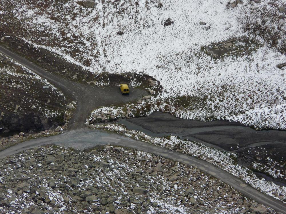 La kangoo m' attend en bas à la jonction route/piste