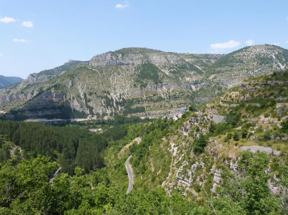 Remontée vers le causse Méjean au dessus de Montbrun et la vallée du Tarn