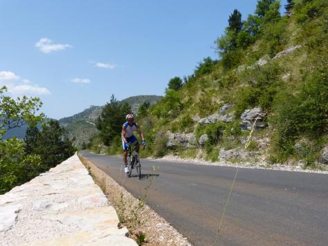 un peu à l' arrêt ! pour la photo, dans la remontée au dessus des gorges du Tarn