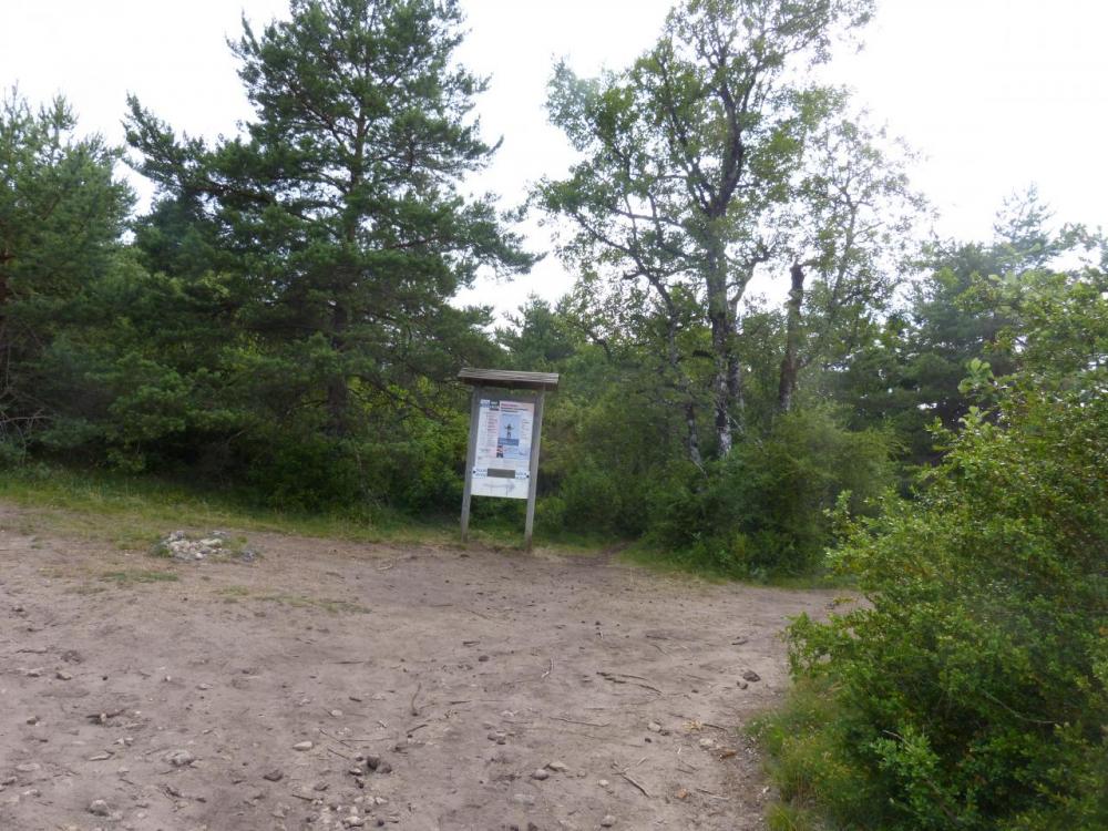 le panneau qui indique le départ du sentier d' accès à la via (sur la droite du panneau) -via du Boffi