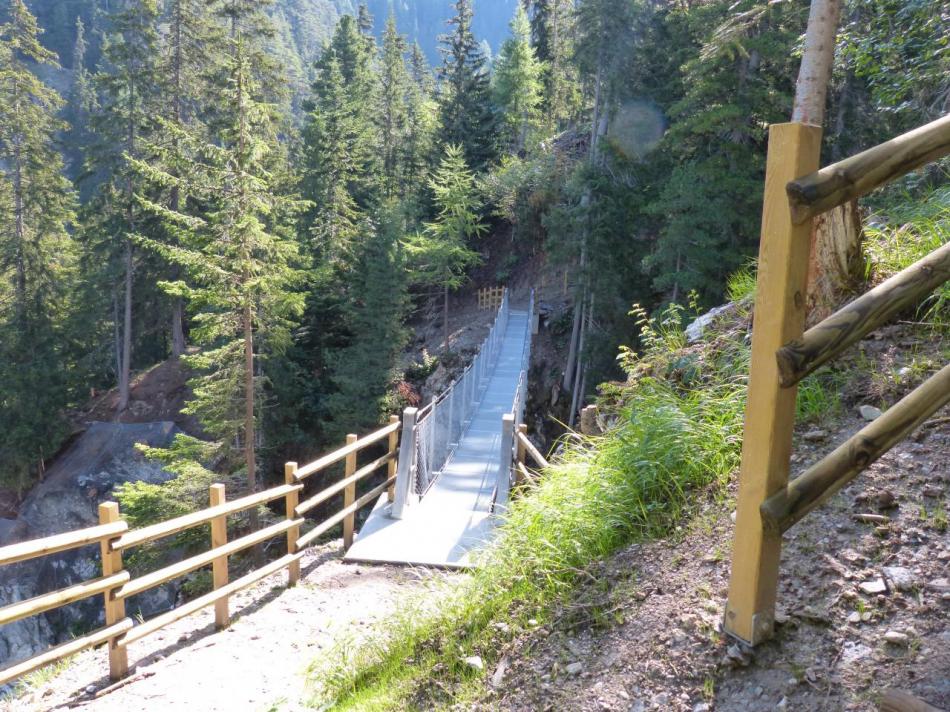 la grande passerelle pietonnière au dessus de la via ferrata du Grand vallon à Val Fréjus