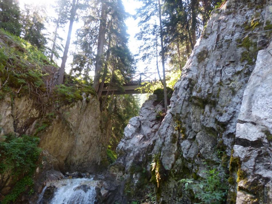 petit pont du parking en vue 