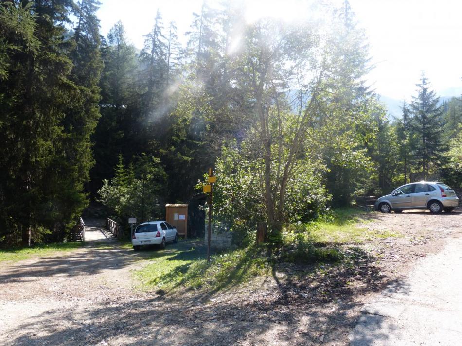 le petit pont et le parking de la via ferrata