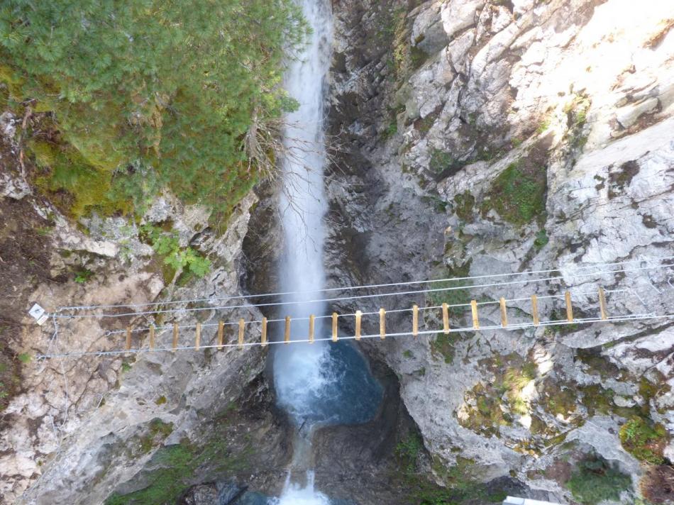 la passerelle via sous la passerelle piétonne à Val Fréjus Station