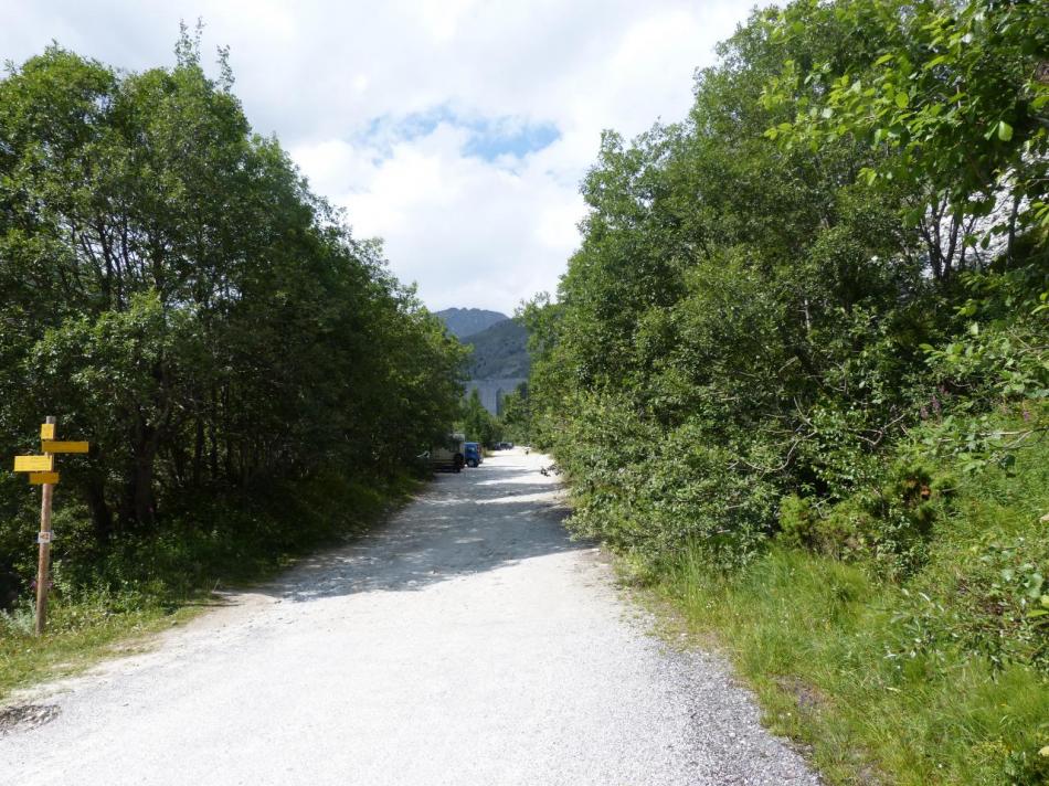 Fin de la route bitumée et barrage de Plan d' Amont en vue