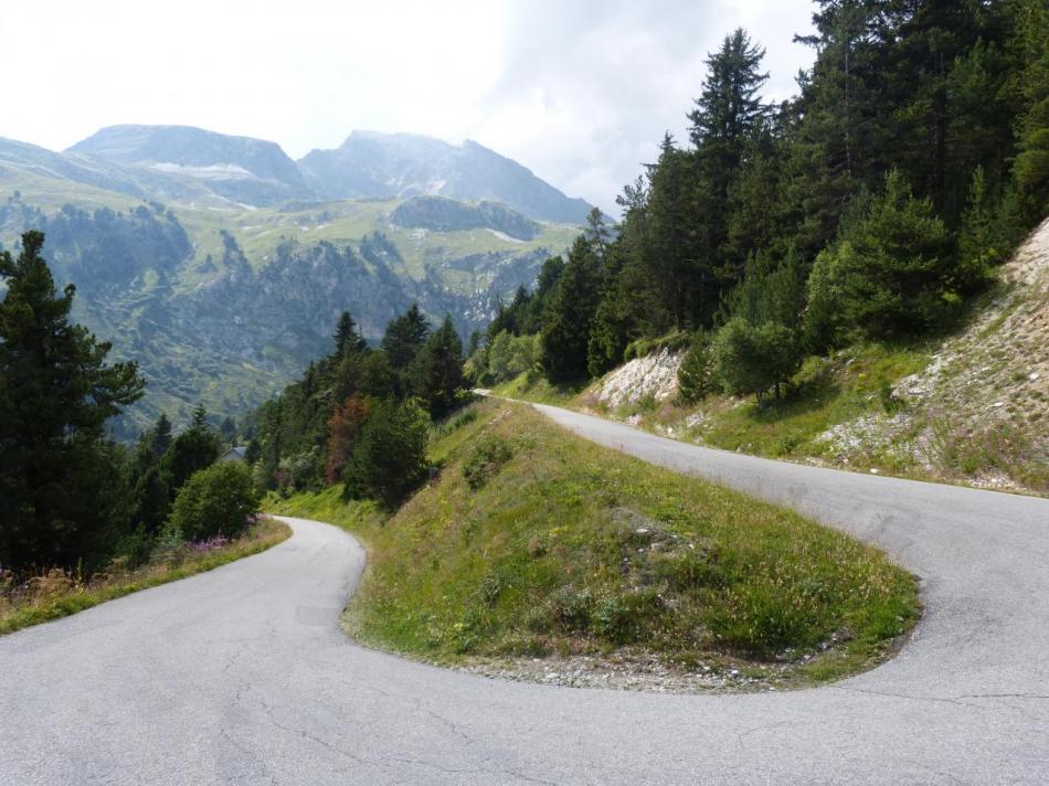 les lacets de la montée vers le barrage de Plan d' Aval (Aussois)