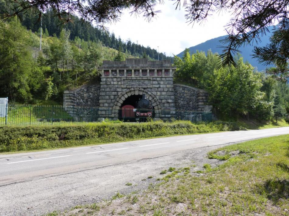 l' ancien tunnel ferroviaire du Fréjus et une vieille locomotive de l' époque