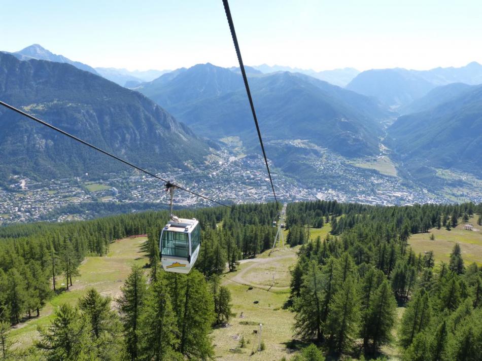 le télécabine du Prorel au dessus de Briançon