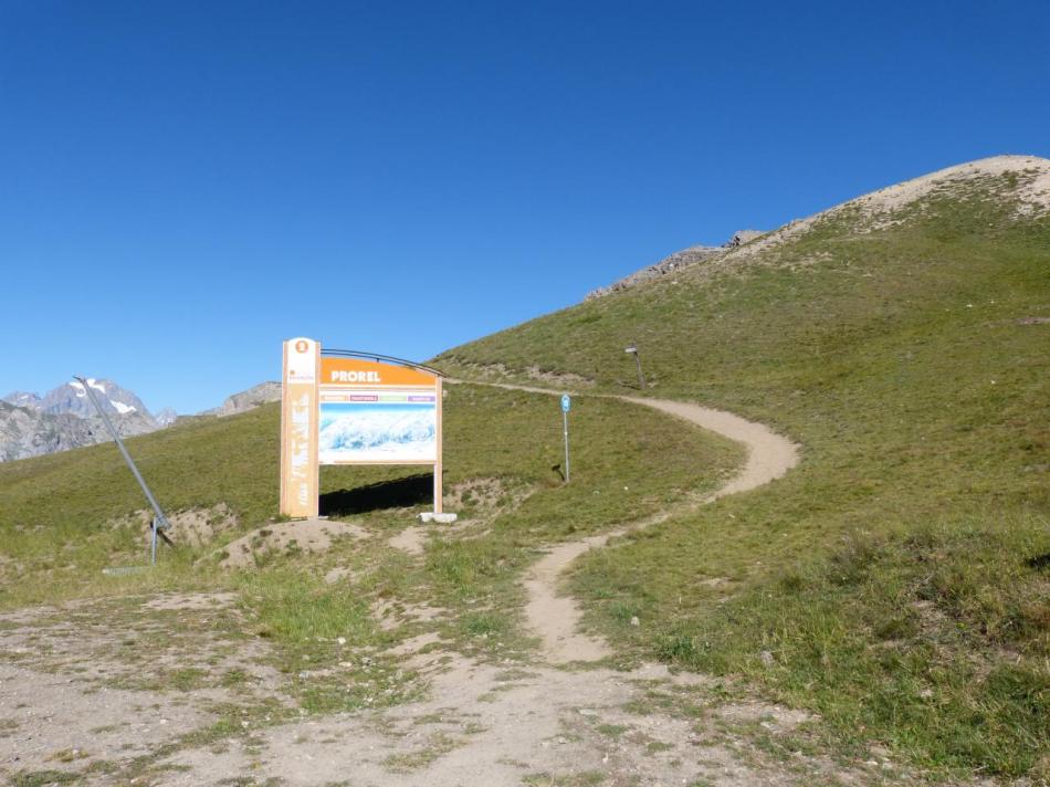 sentier de départ vers le sommet du Prorel après la télécabine.